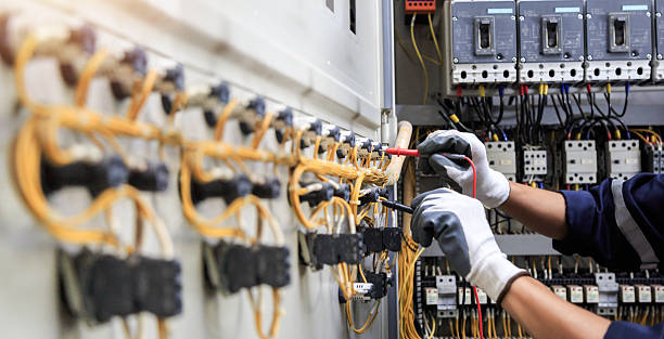 Professional Electrician technician working in Mackinaw, IL